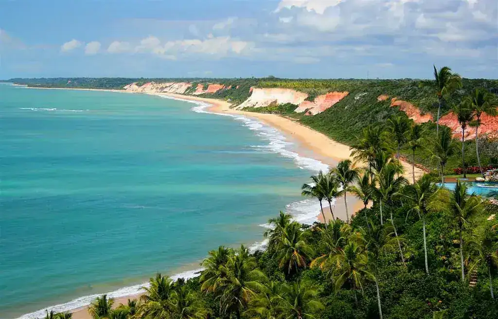Praia de Pitinga com falésias coloridas em Arraial d'Ajuda
