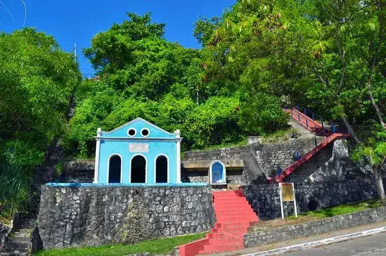 Igreja azul histórica no centro de Arraial d'Ajuda