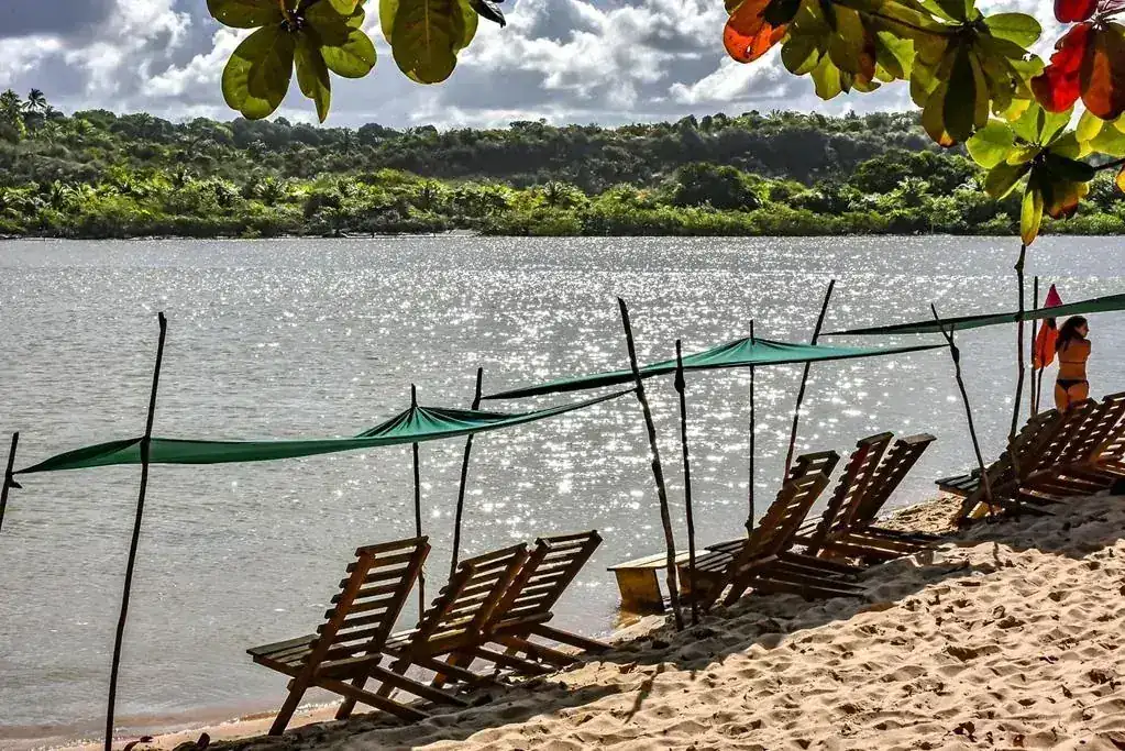 Espreguiçadeiras na beira de rio em Caraíva