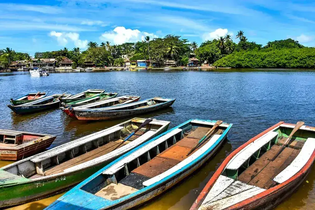 Vista panorâmica do rio com barcos em Caraíva