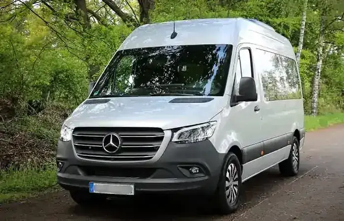 Interior luxuoso da van Mercedes-Benz com bancos de couro da Porto Vibe Turismo